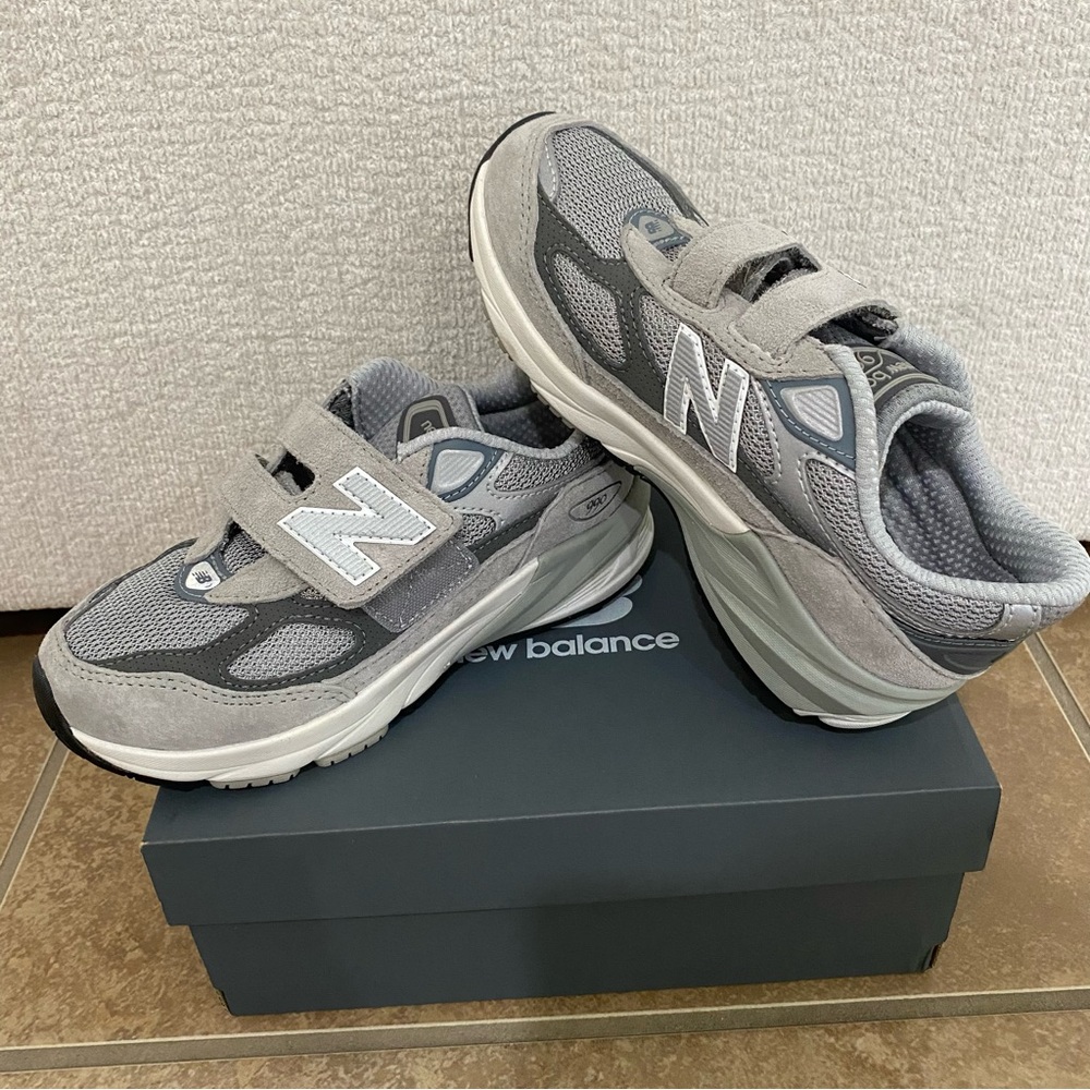 New Balance Fuel Cell 990v6 kids grey sneakers shoes EUC